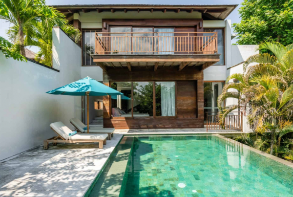 Taman berpadu kolam renang kecil untuk suasana resor pribadi